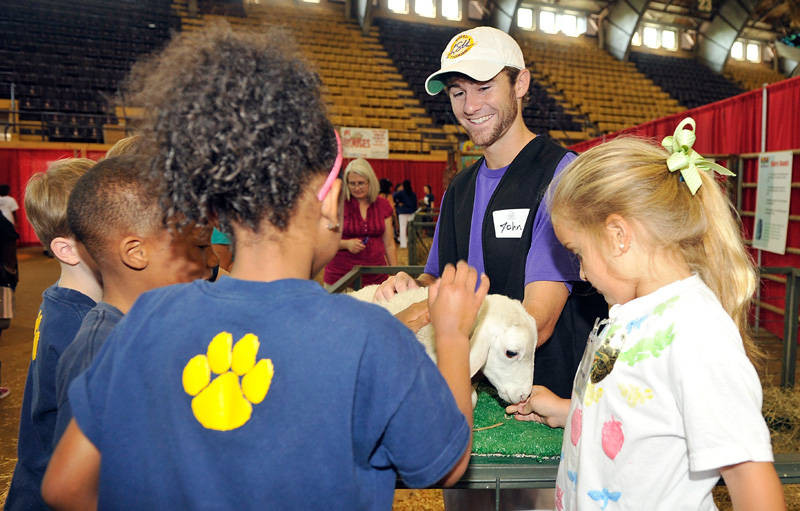 Student-Athletes Volunteer at AgMagic Event - LSU - The Official ...
